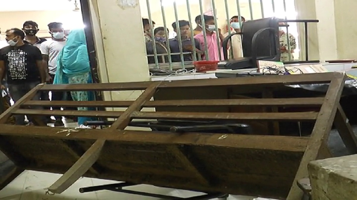 অক্সিজেন সরবরাহে বিলম্বের অভিযোগে হাসপাতালে নিহতের স্বজনদের ভাংচুর