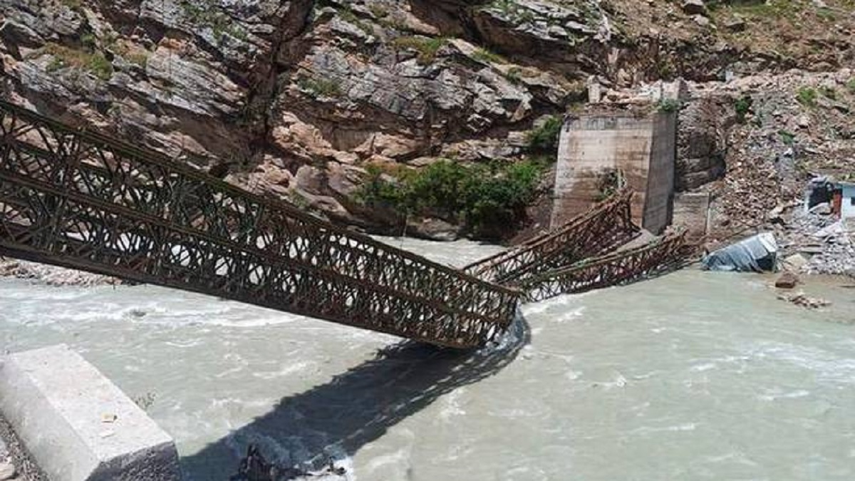 ভূমিধসে সেতু বিধ্বস্ত, ৯ পর্যটকের মৃত্যু (ভিডিও)