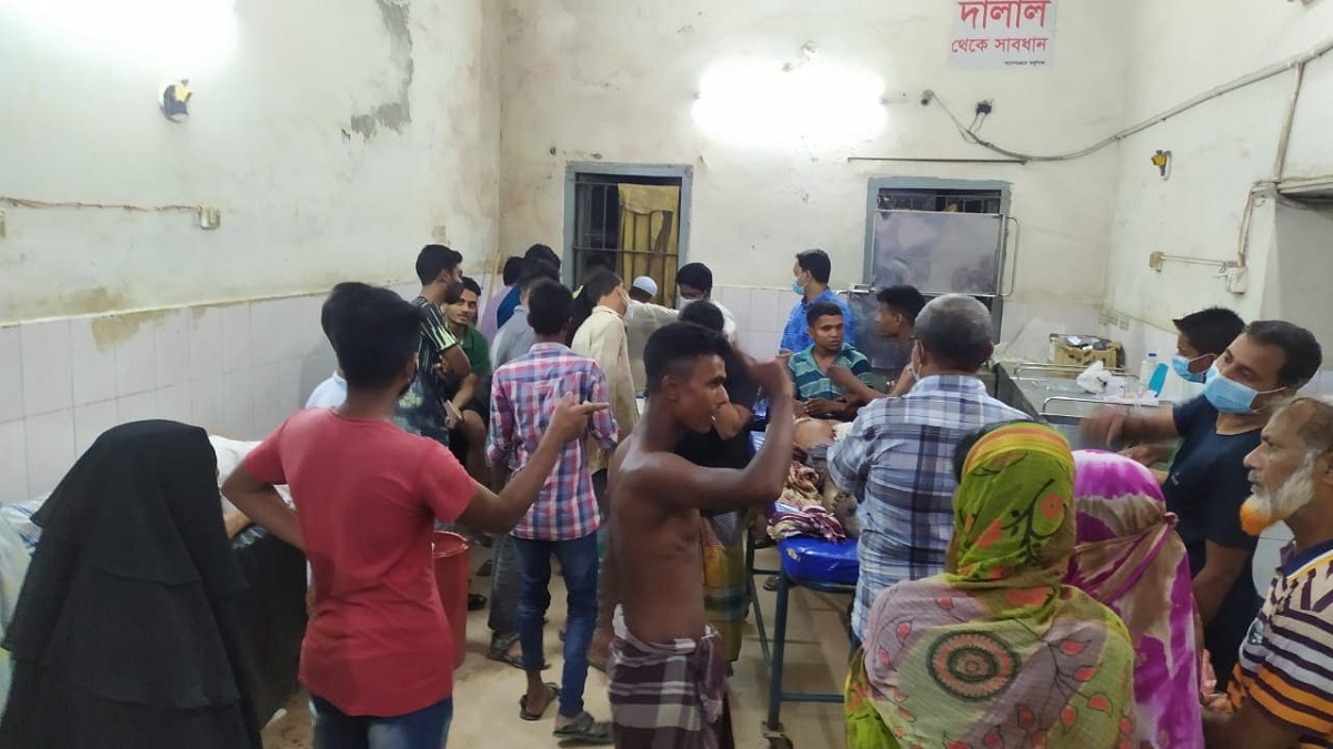 পূর্ব শত্রুতার জেরে কুপিয়ে জখম ৩ জনকে, অভিযুক্ত ২ জন আটক