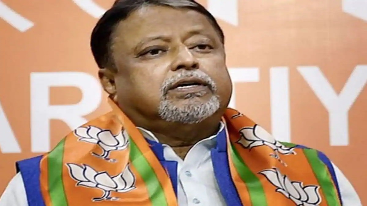 পদ বাঁচাতে দলত্যাগী মুকুল রায় বিধানসভায় বসলেন বিজেপির আসনেই