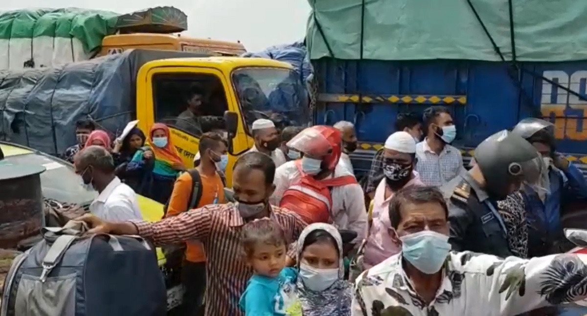 বিধিনিষেধ উপেক্ষা করে ফেরিতে চলছে যাত্রী-যানবাহন পারাপার