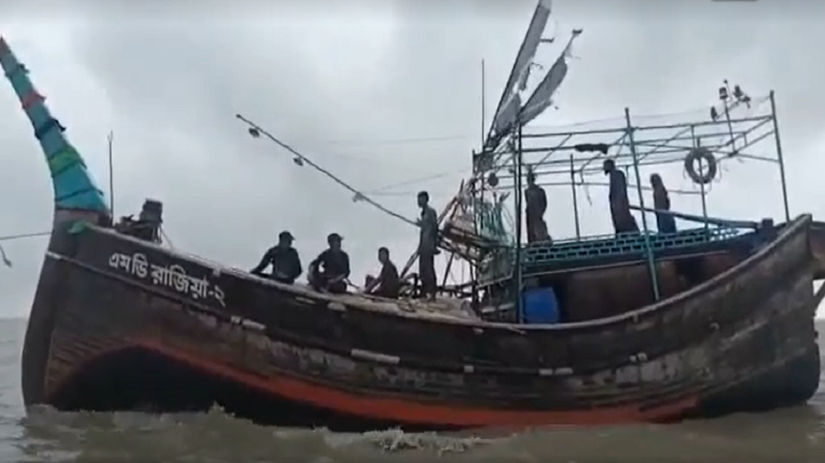 সাগরে ভাসতে থাকা ফিশিং বোট থেকে ১৪ জেলে উদ্ধার