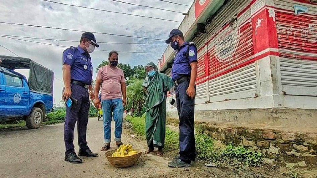 মা আমি টাকা দিচ্ছি, আপনি ঘরে ফিরে যান!