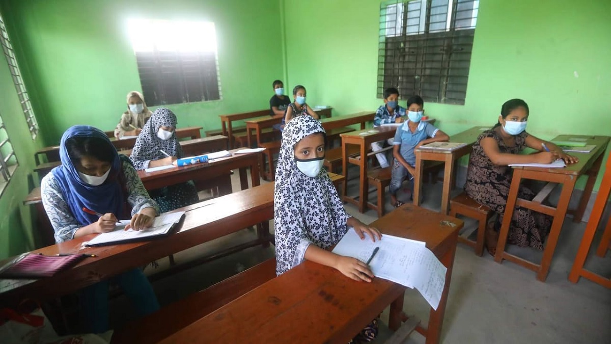 লকডাউনে শিক্ষার্থীদের স্কুলে এনে পরীক্ষা