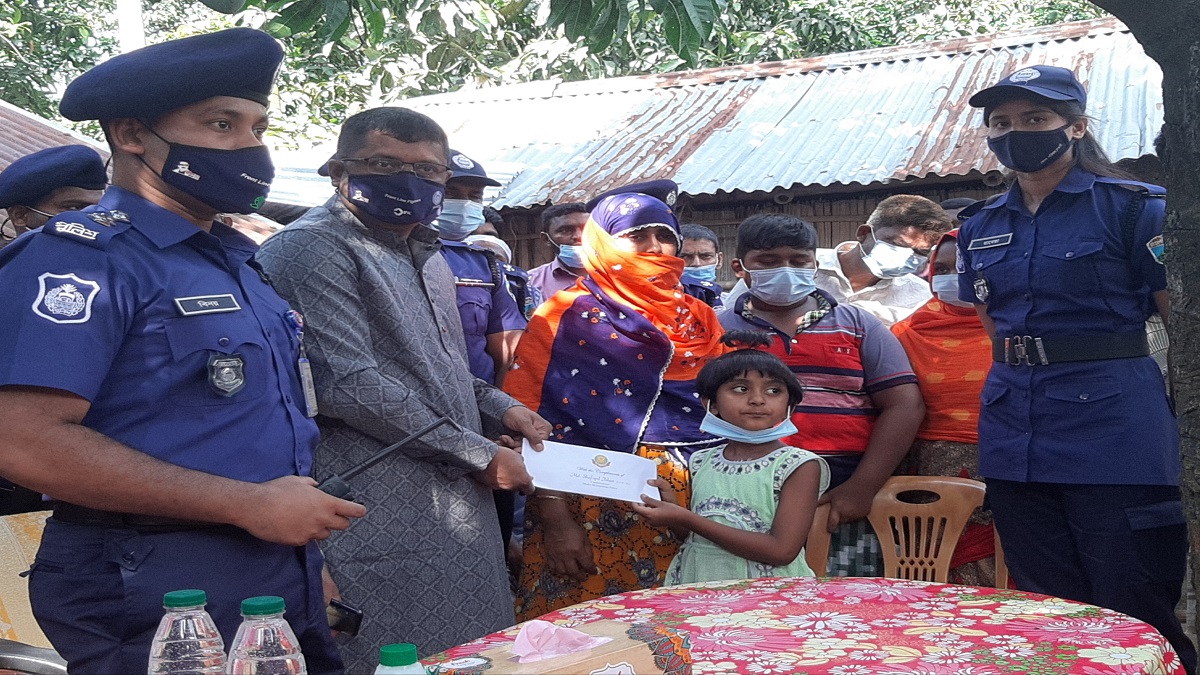 বাবার লাশের পাশে কান্না করা মরিয়মের পাশে দাঁড়ালো ডিএমপি কমিশনার