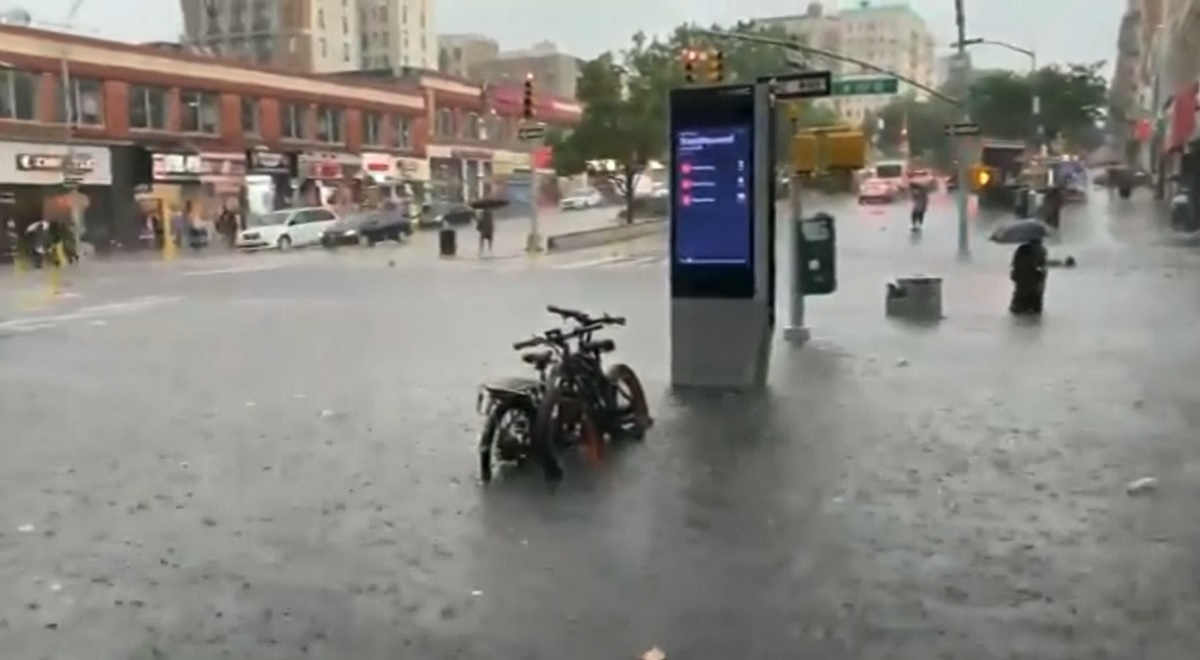 বন্যায় বিপর্যস্ত নিউইয়র্ক