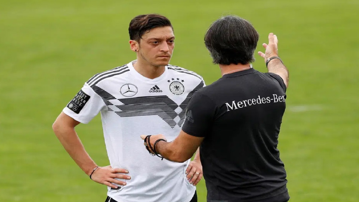 ওজিলের সাথে সব মিটিয়ে নিতে চান জোয়াকিম লো