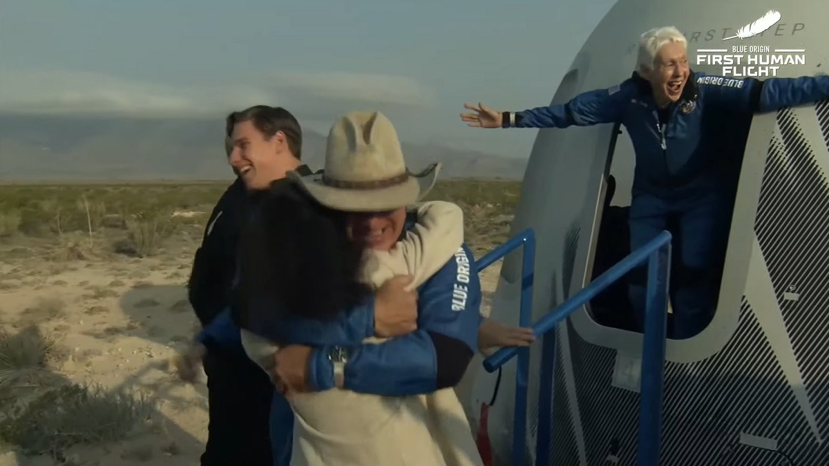 নিরাপদে পৃথিবীতে ফিরলেন জেফ বেজোস