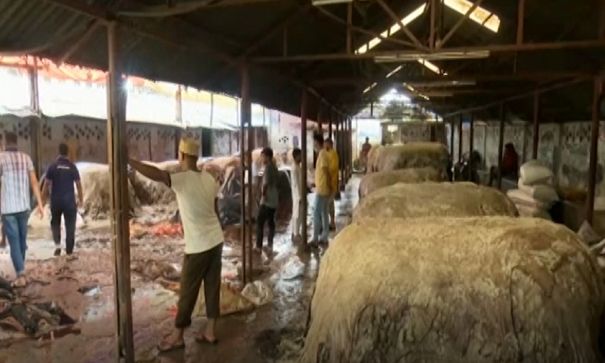 চট্টগ্রামে কাঁচা চামড়া নিয়ে অনিশ্চয়তায় আড়তদাররা