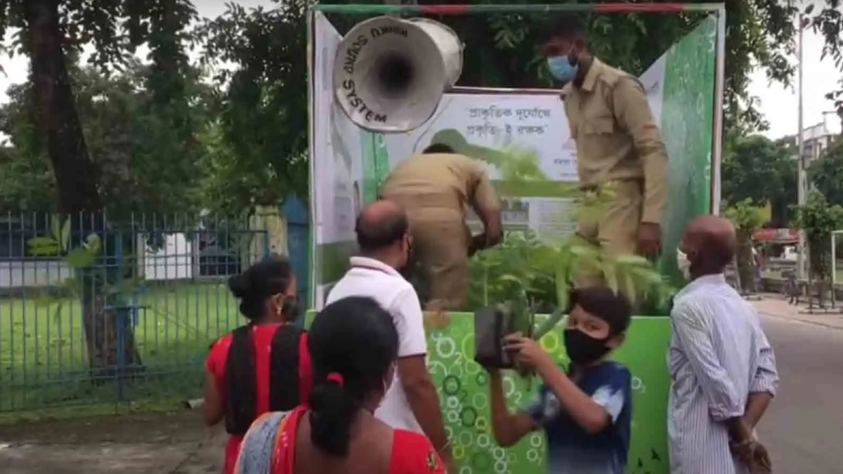 পশ্চিমবঙ্গে গাছ লাগাচ্ছে ‘প্ল্যান্ট অ্যাম্বুলেন্স’