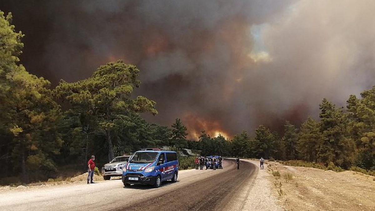 দাবানলে পুড়ছে তুরস্কের দক্ষিণাঞ্চল