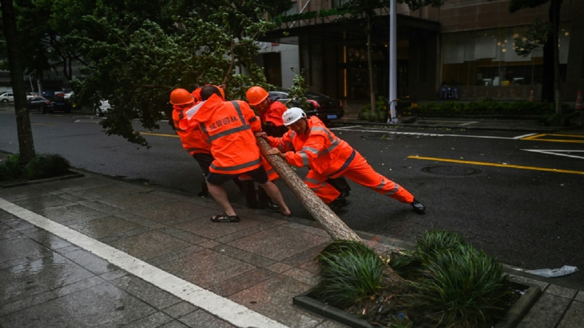 বন্যার মধ্যেই টাইফুন ‘ইন-ফা’র আঘাতে বিপর্যস্ত চীন