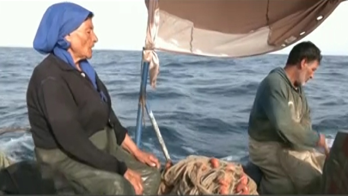 মাছ ধরতে প্রতিদিন সমুদ্রে যান ৭৫ বছর বয়সী নারী