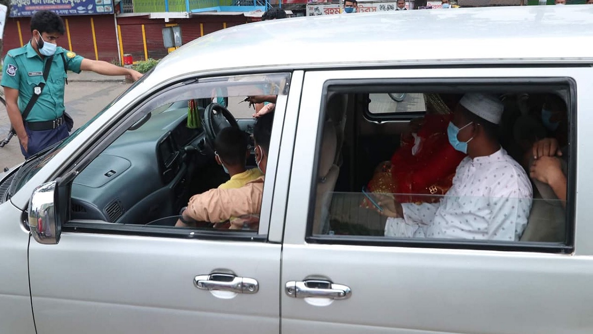 বিয়ে করে ফেরার পথে পুলিশের মুখোমুখি, জরিমানা ১০ হাজার টাকা