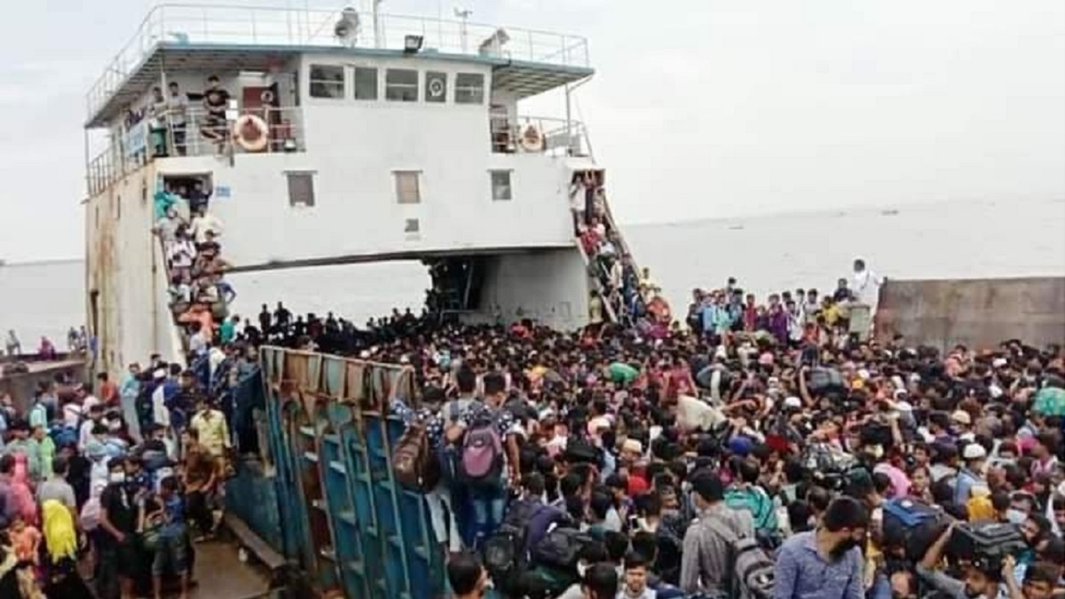 ইলিশা ফেরিঘাটে কর্মস্থলে ফেরা যাত্রীদের ঢল