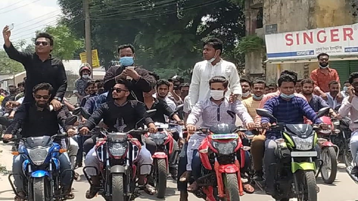 ঠাকুরগাঁওয়ে লকডাউন ও স্বাস্থ্যবিধি উপেক্ষা করে ছাত্রলীগের শোডাউন