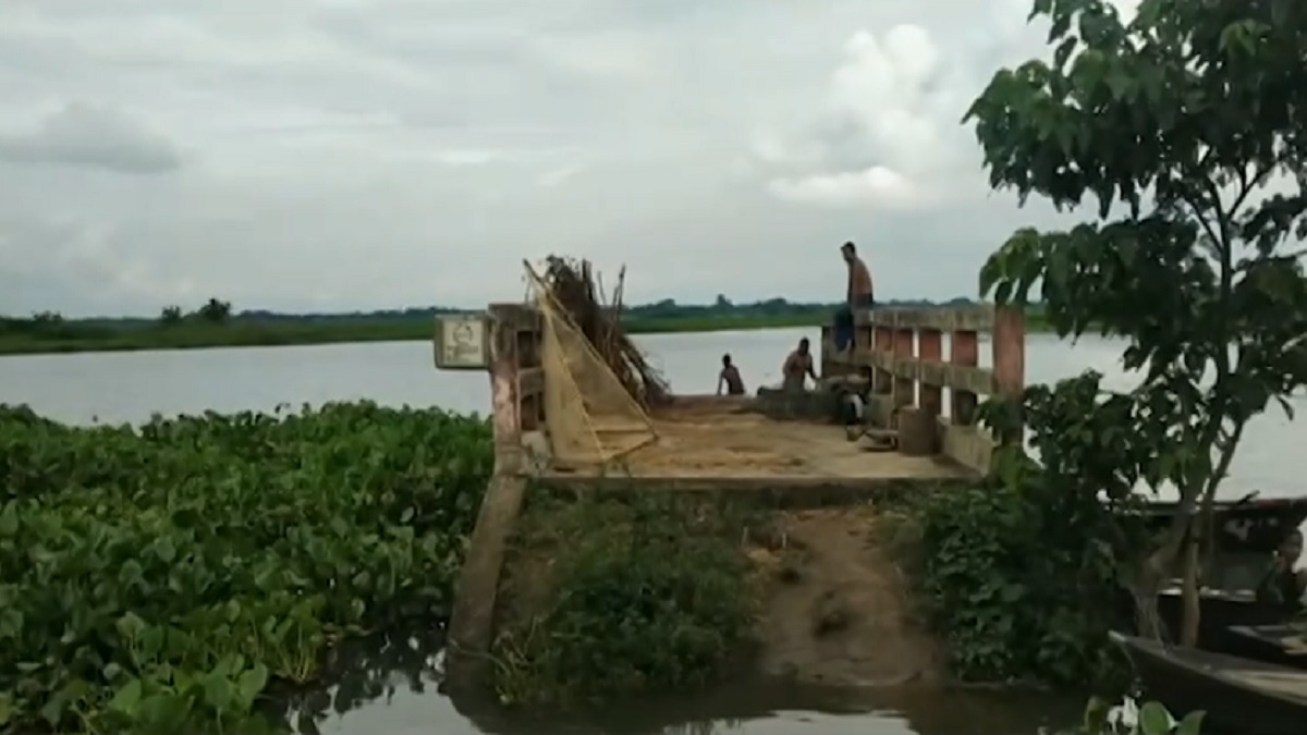 সড়ক ছাড়াই বিলের মাঝে সেতু