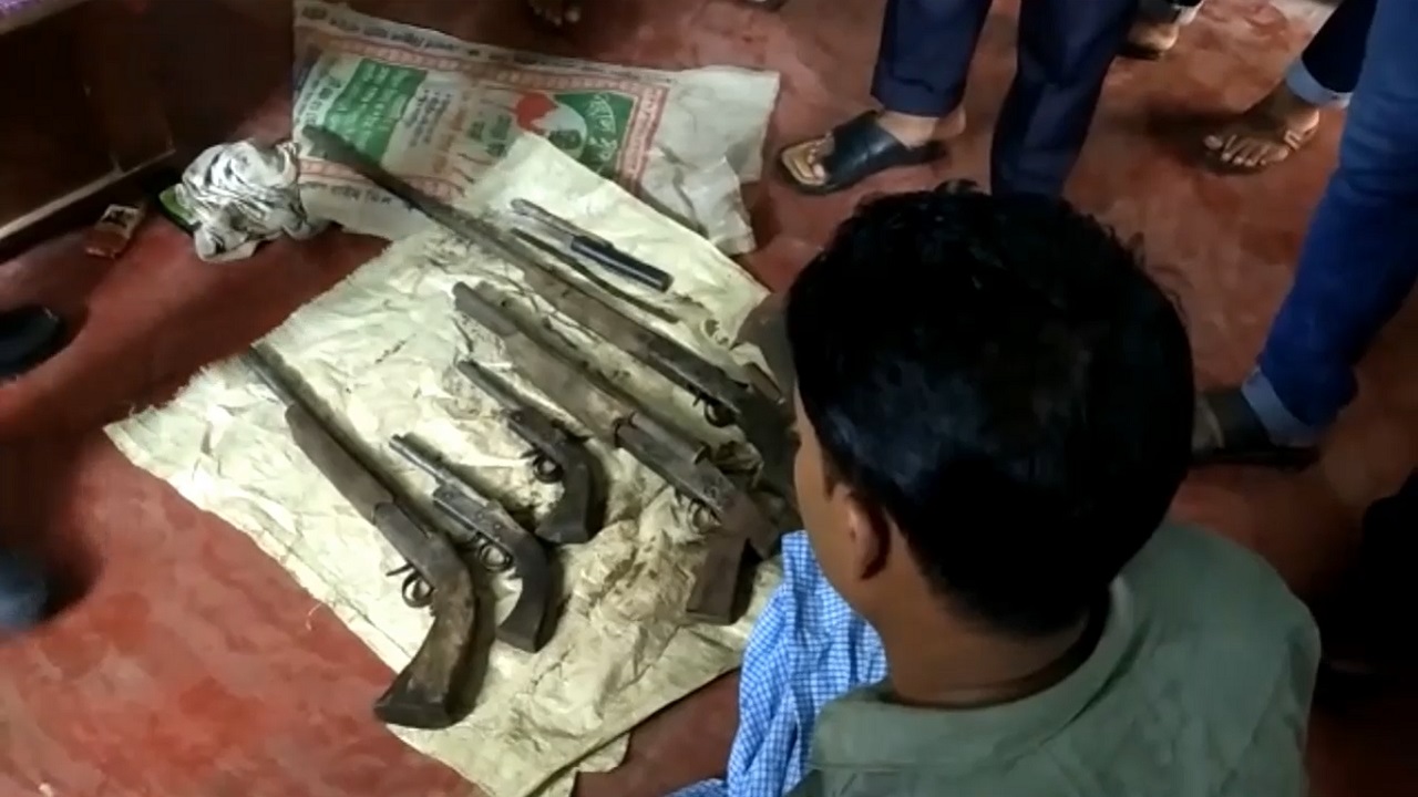 ক্রেতা সেজে পুলিশের অভিযান, পাঁচটি অস্ত্রসহ বিক্রেতা আটক