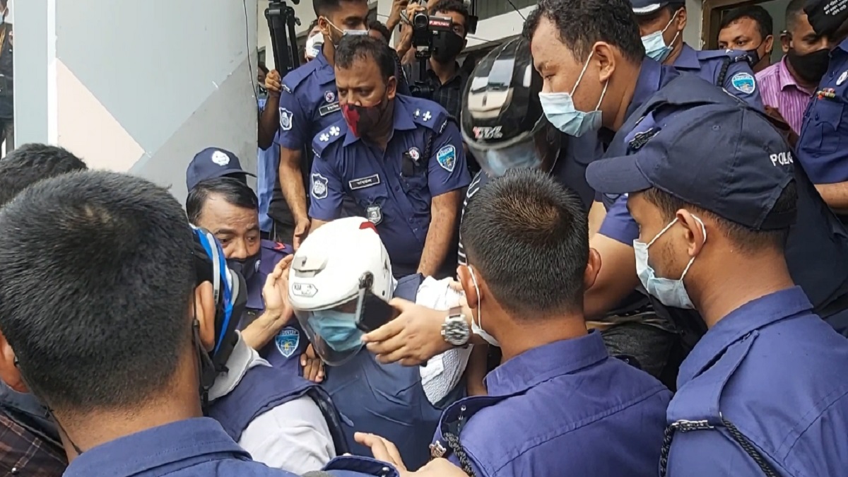 স্বর্ণের বার ডাকাতি মামলায় আবারও ৩ দিনের রিমান্ডে ডিবি’র ৫ সদস্য