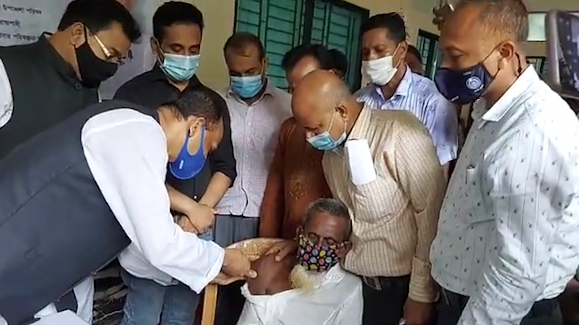 বৃদ্ধের শরীরে নিজেই পুশ করে গণটিকা কার্যক্রম উদ্বোধন এমপির!