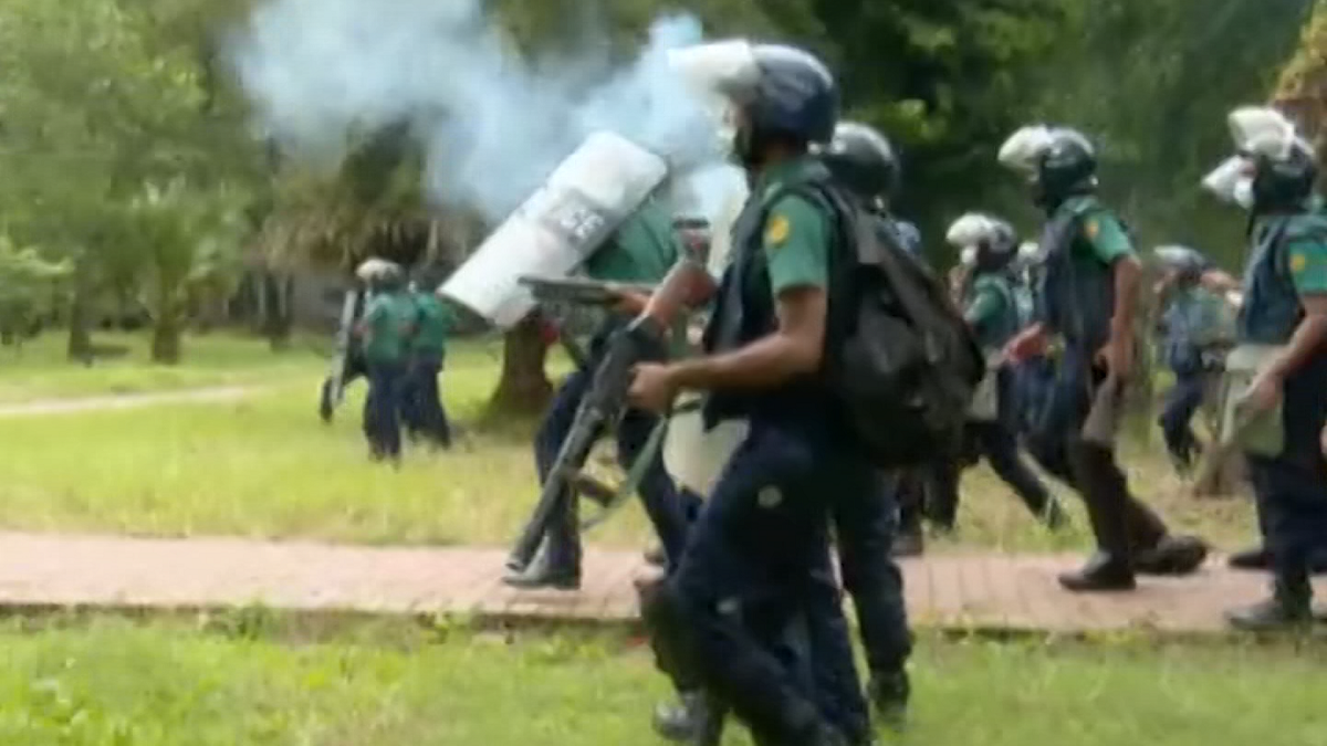 চন্দ্রিমা উদ্যানে বিএনপি-পুলিশ দফায় দফায় সংঘর্ষ