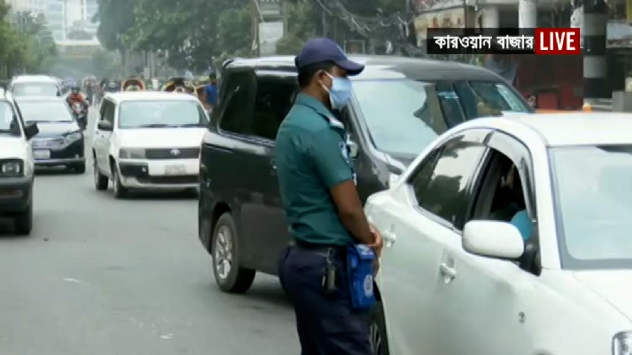লকডাউনের ১২তম দিনে রাজধানীতে বেড়েছে মানুষ ও যানবাহনের চলাচল লকডাউনের ১২তম দিনে রাজধানীতে বেড়েছে মানুষ ও যানবাহনের চলাচল