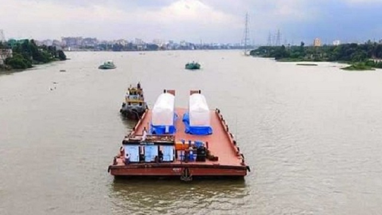 মেট্রোরেলের আরও দুই সেট কোচ ঢাকায় পৌঁছেছে মেট্রোরেলের আরও দুই সেট কোচ ঢাকায় পৌঁছেছে