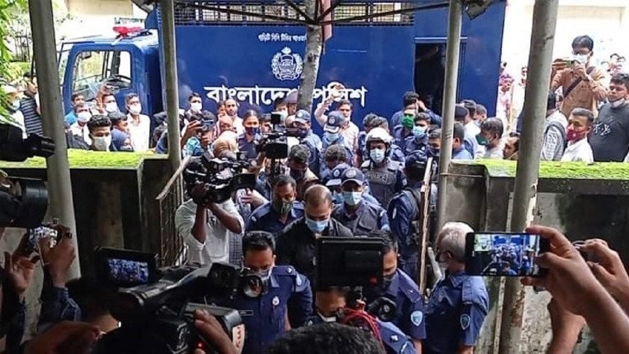 কাঠগড়ায় ফোনে কথা বলায় বরখাস্তকৃত ওসি প্রদীপকে সতর্ক করেছেন আদালত কাঠগড়ায় ফোনে কথা বলায় বরখাস্তকৃত ওসি প্রদীপকে সতর্ক করেছেন আদালত