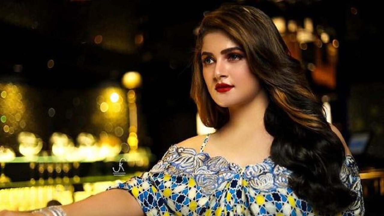 ‘সব পুরুষ এক নয়, কেউ কেউ রাণীও করে রাখে’ 'সব পুরুষ এক নয়, কেউ কেউ রাণীও করে রাখে'