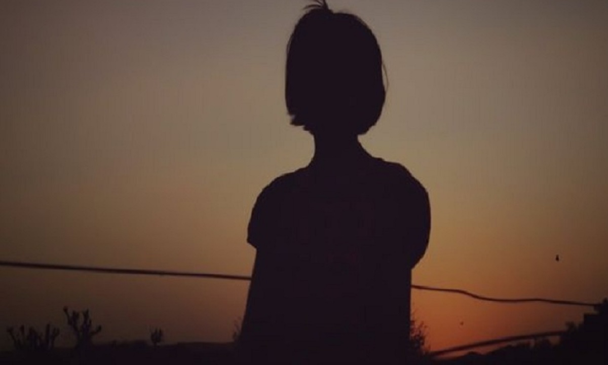 সামাজিক মাধ্যমে মেয়ের আপত্তিকর ছবি দেখে হার্ট অ্যাটাক মা-বাবার