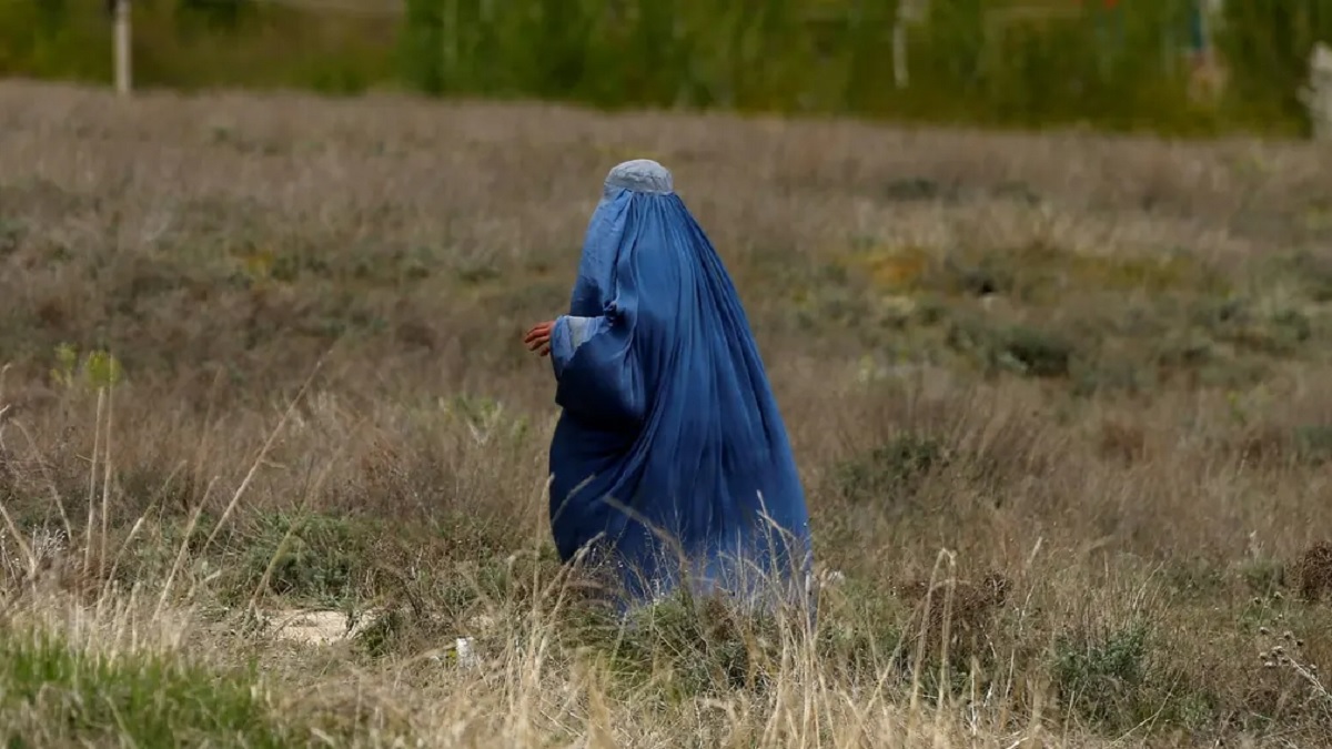 জীবন বাঁচাতে পালিয়ে বেড়াচ্ছেন আফগান নারী সাংবাদিক