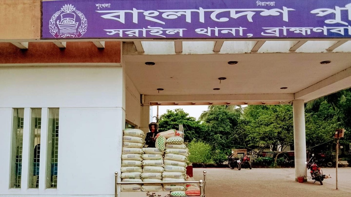 ব্রাহ্মণবাড়িয়ায় স্বামীর প্রেমিকার মাথা ন্যাড়া করে দিলো স্ত্রী, ভিডিও ভাইরাল