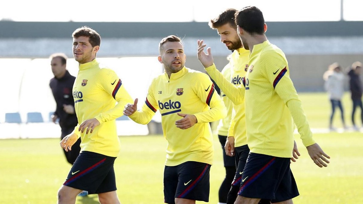 ক্লাবের দুর্দিনে পাশে দাঁড়াতে বেতন কম নেবেন পিকেসহ বার্সার ৩ অধিনায়ক