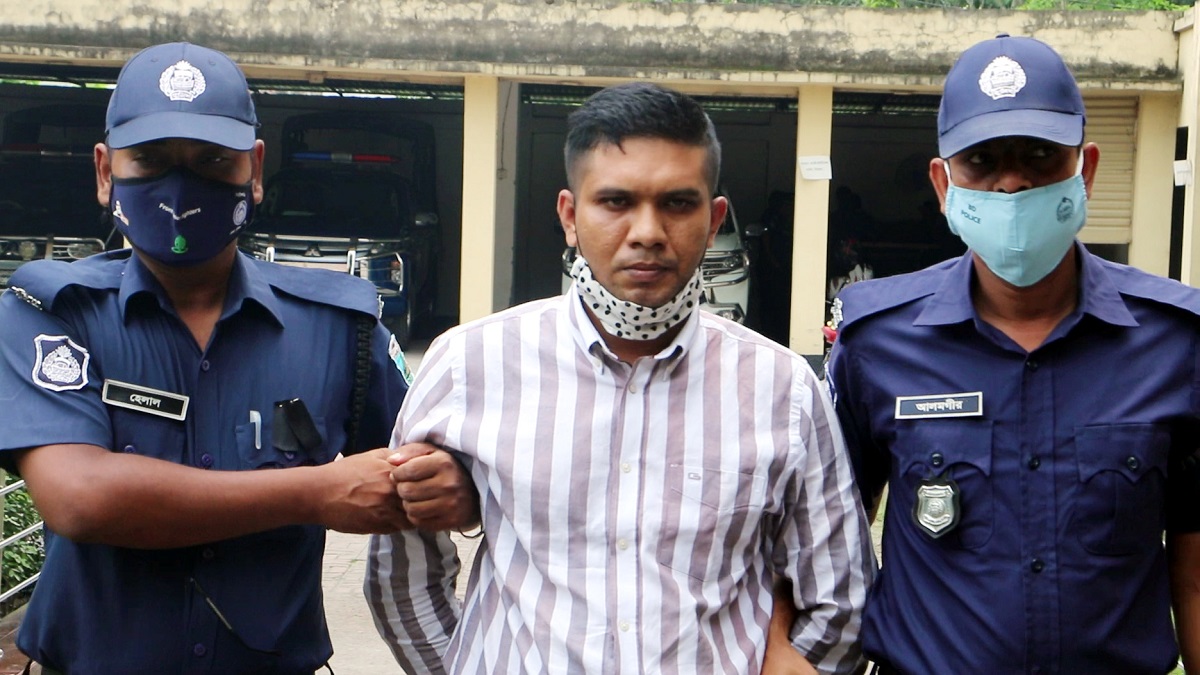 প্রতারণার জন্য ডিসি-এসপি-সেনাবাহিনী কোনো পরিচয় বাকি রাখেনি সে!