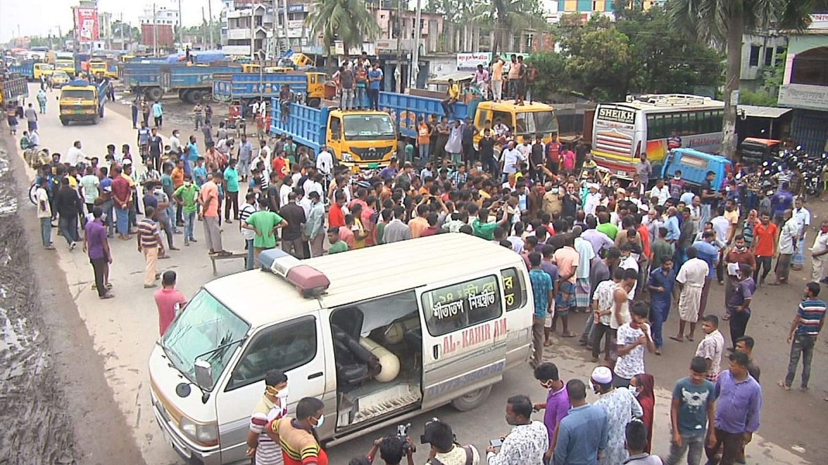 উত্তরা পূর্ব থানায় আসামি মৃত্যুর প্রতিবাদে বগুড়ায় সড়ক অবরোধ