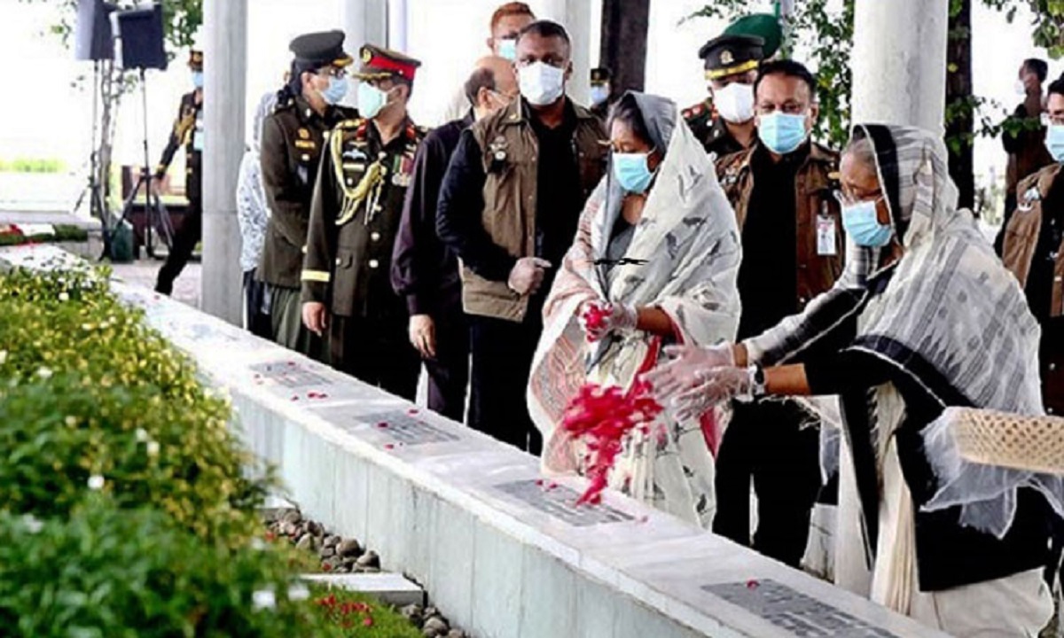 বনানী কবরস্থানে ১৫ আগস্টে নিহতদের প্রতি প্রধানমন্ত্রীর শ্রদ্ধা