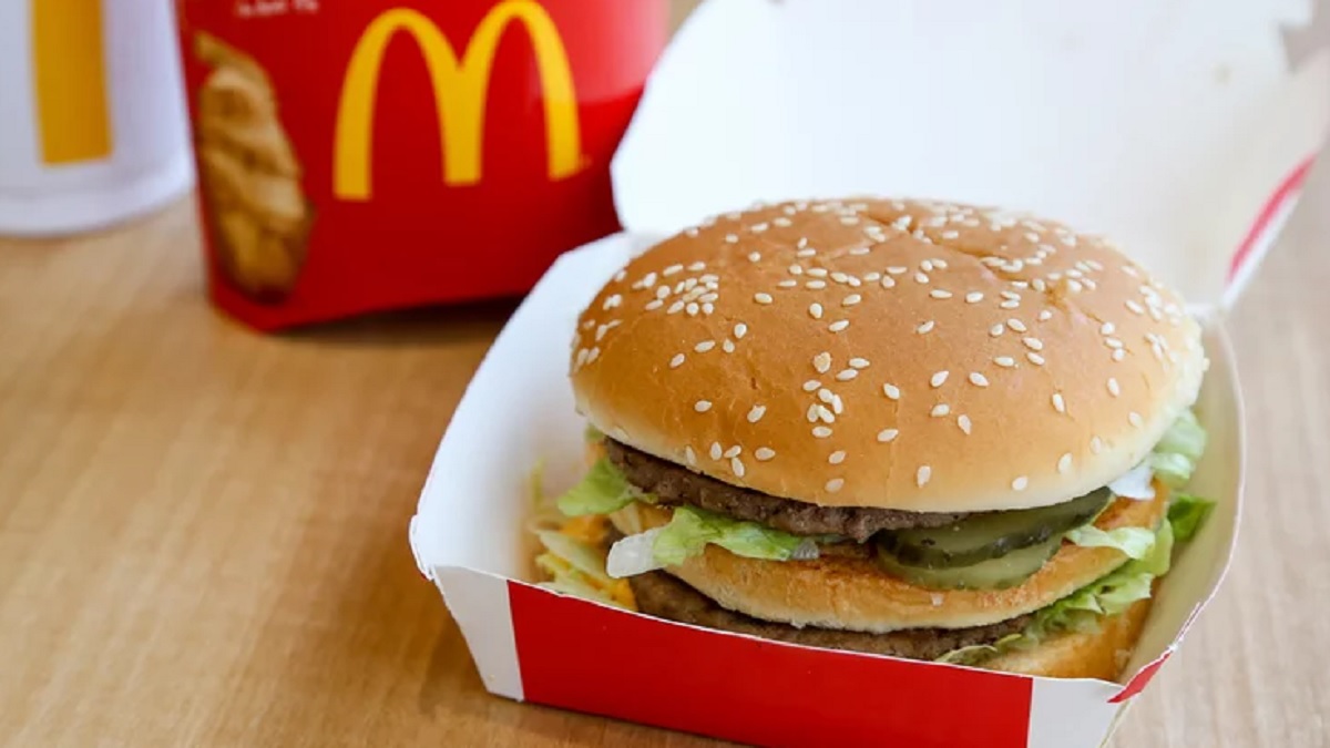 বার্গারের বিজ্ঞাপন দেখে উপোস ভেঙে ফেলায় মামলা করলেন তরুণী