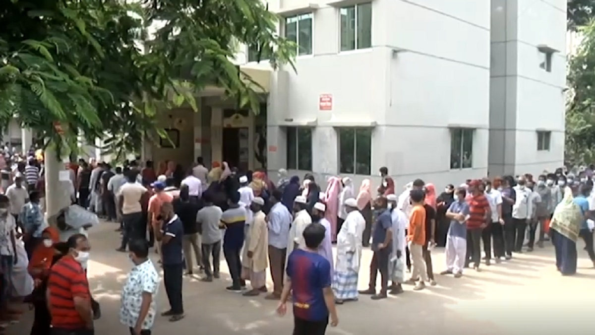 কুমিল্লায় টিকা নিতে বাড়ছে ভিড়, উদাসীন শ্রমজীবীরা