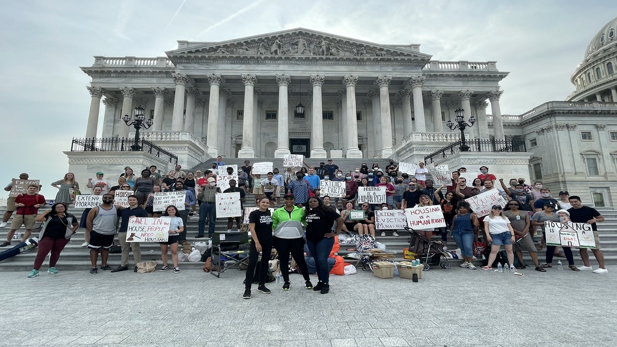 যুক্তরাষ্ট্রে দরিদ্র ভাড়াটে উচ্ছেদের প্রতিবাদে সারা রাত খোলা আকাশের নিচে কংগ্রেস সদস্য