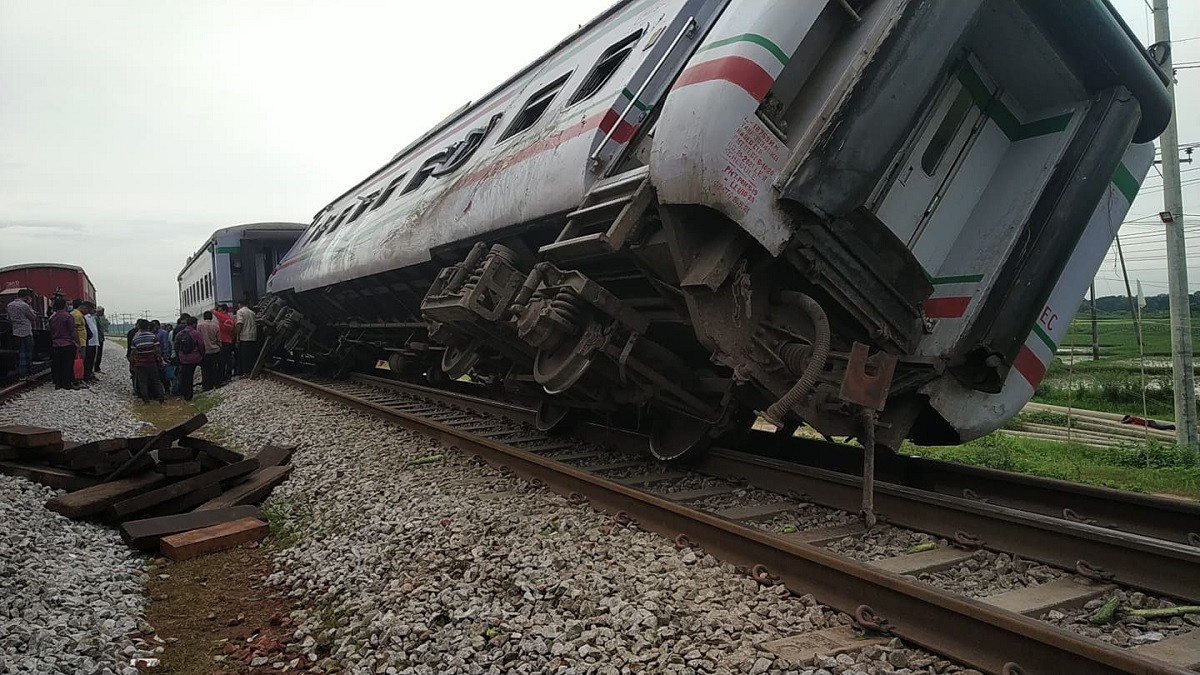কুমিল্লায় ট্রেনের বগি লাইনচ্যুত, ৮ ঘণ্টা পর ট্রেন চলাচল স্বাভাবিক