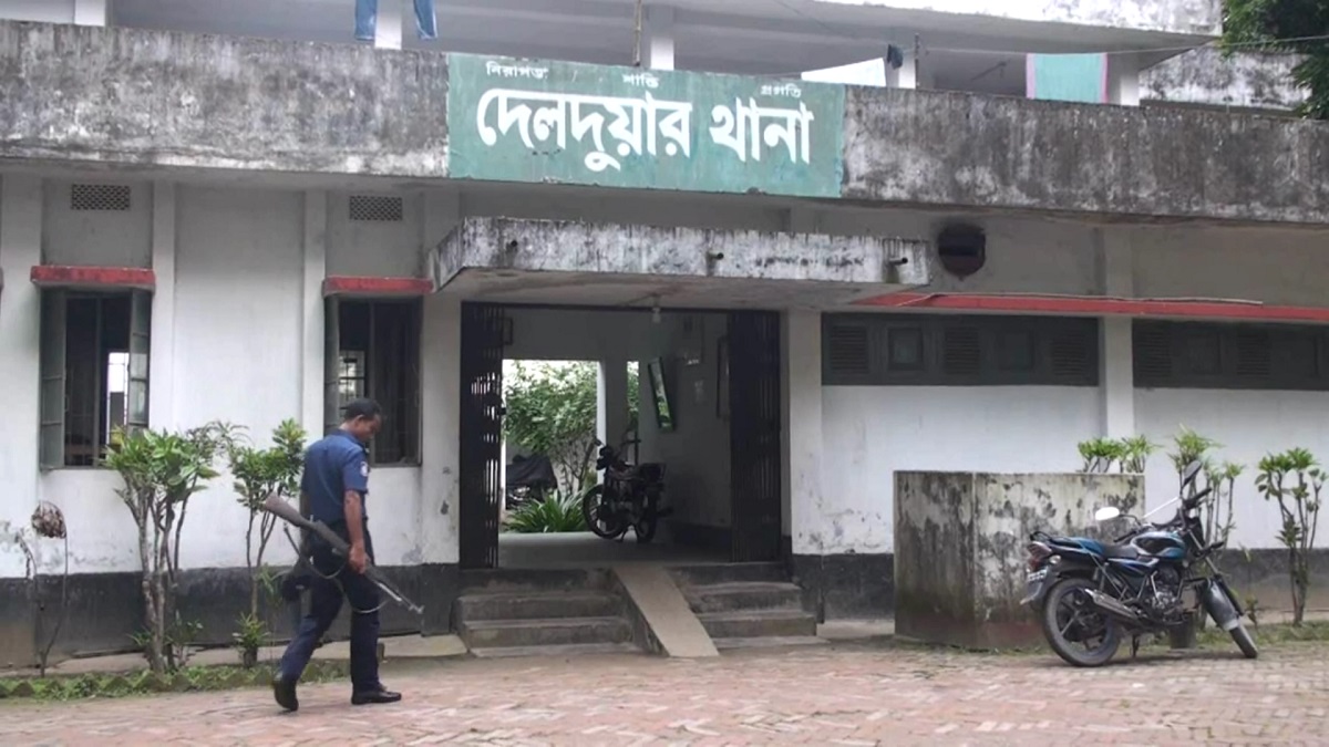 বৃদ্ধাশ্রমের পুকুরে স্ত্রীর লাশ, স্বামী পলাতক