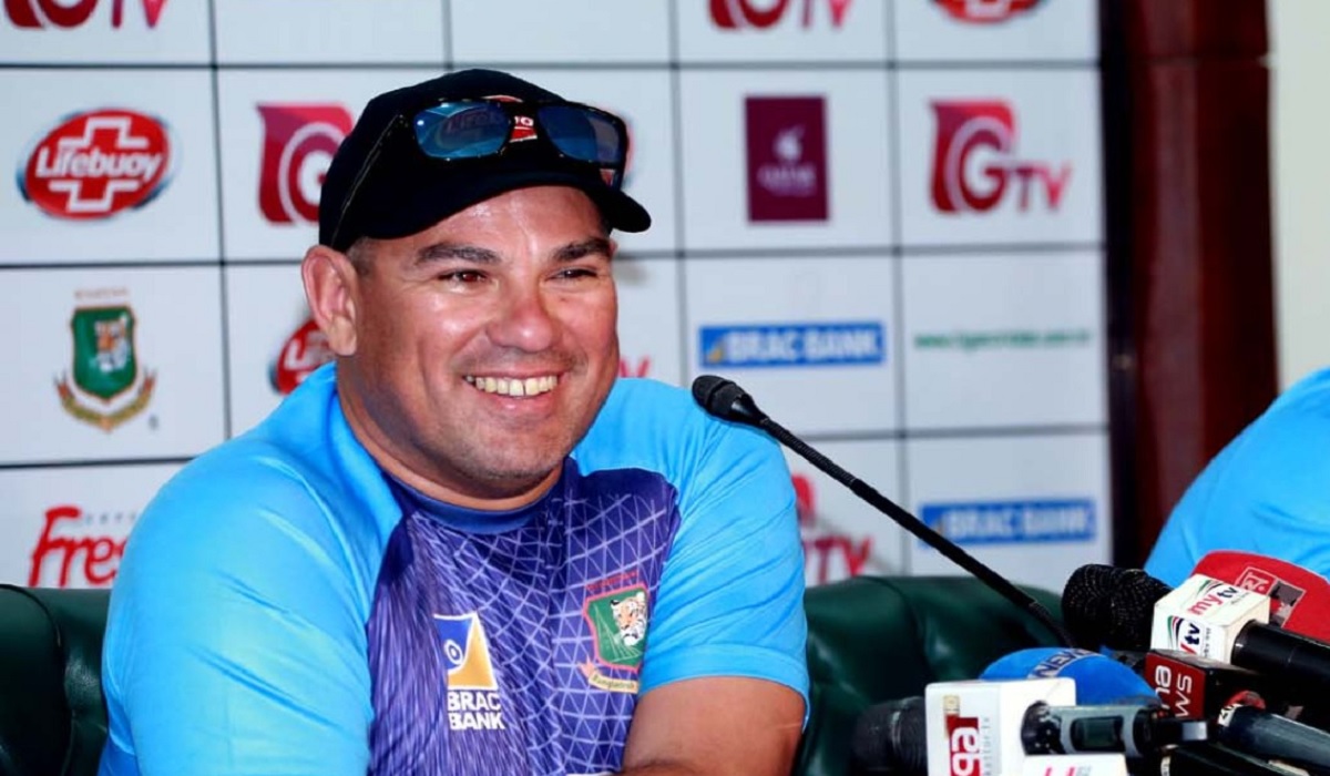 ঢাকায় ফিরেছেন রাসেল ডোমিঙ্গো, দায়িত্বে থাকছেন ভারত সিরিজে