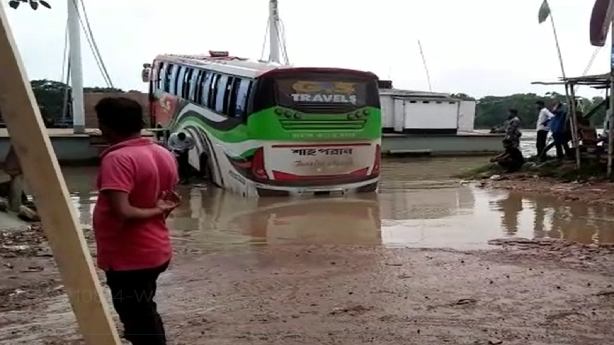 পন্টুন সমস্যায় শরীয়তপুর-চাঁদপুর রুটে যানবাহন পারাপার বন্ধ