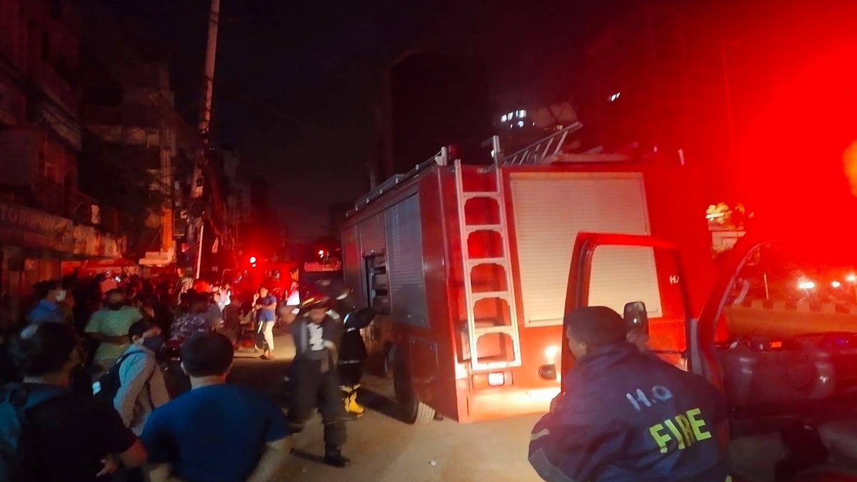 কাকরাইলে গ্যারেজ পট্টিতে আগুন