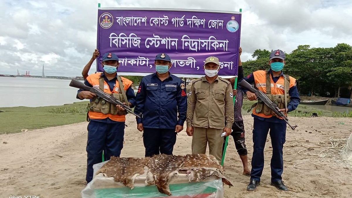 পরিত্যক্ত স্কুলব্যাগে মিলল হরিণের চামড়া