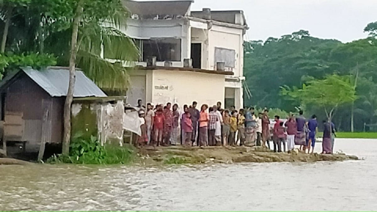 নদীভাঙনে মুহূর্তেই বিলীন স্কুল, ভিডিও করতে গিয়ে নিখোঁজ ছাত্র