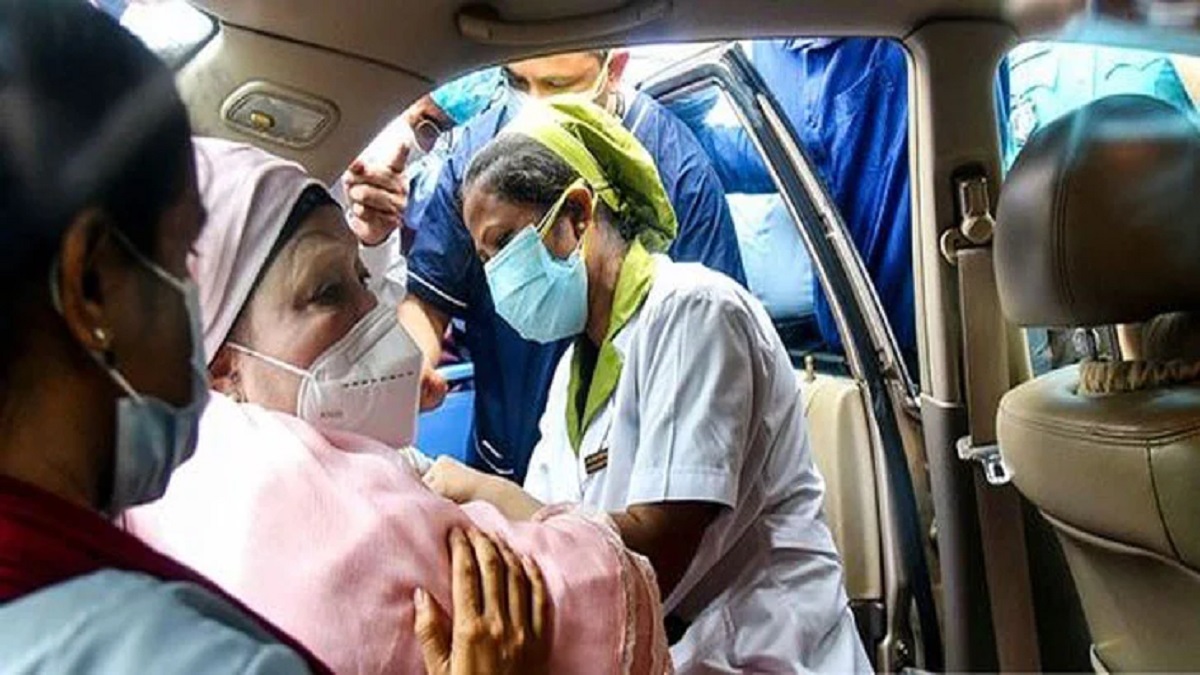 টিকার বুস্টার ডোজ নিলেন খালেদা জিয়া