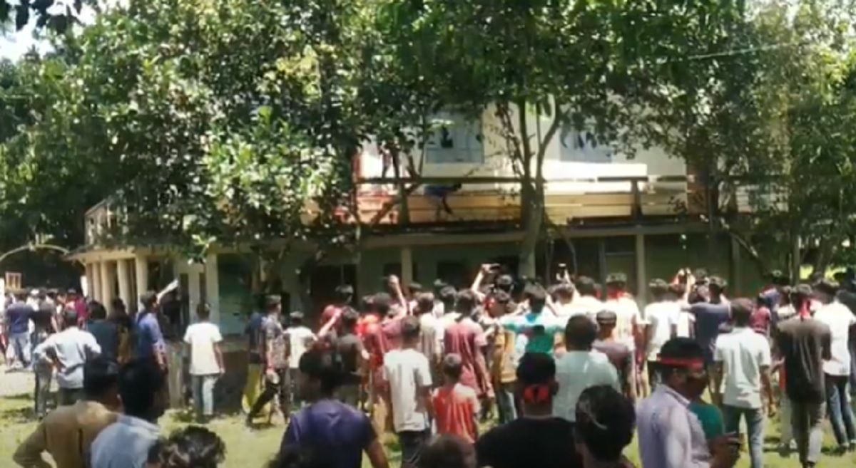 বঙ্গবন্ধুর খুনি মোশতাকের বাড়িতে ইটপাটকেল নিক্ষেপ