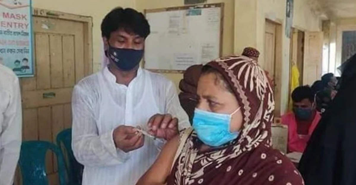 কুমিল্লায় এবার ইউপি চেয়ারম্যানের টিকা পুশ করার ছবি ভাইরাল