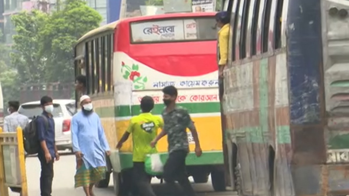 সারাদেশে শিথিল কঠোর লকডাউন, ফিরছে পুরনো কোলাহল